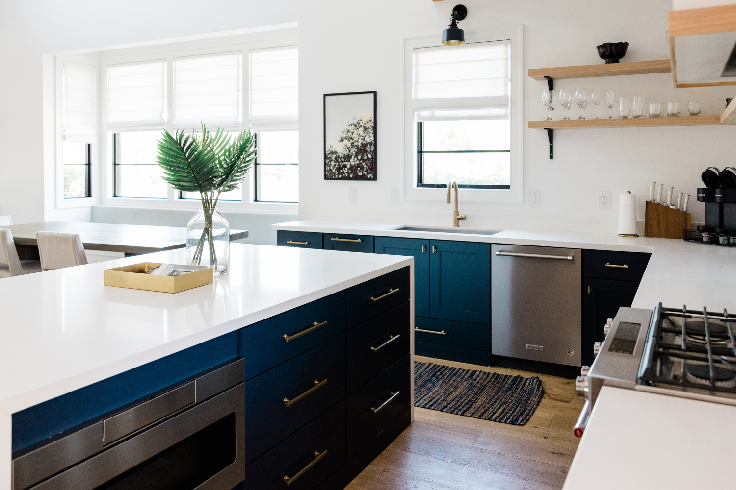 pamela-sandall-design-los-angeles-ca-custom-home-features-modern-kitchen-with-navy-lower-cabinets