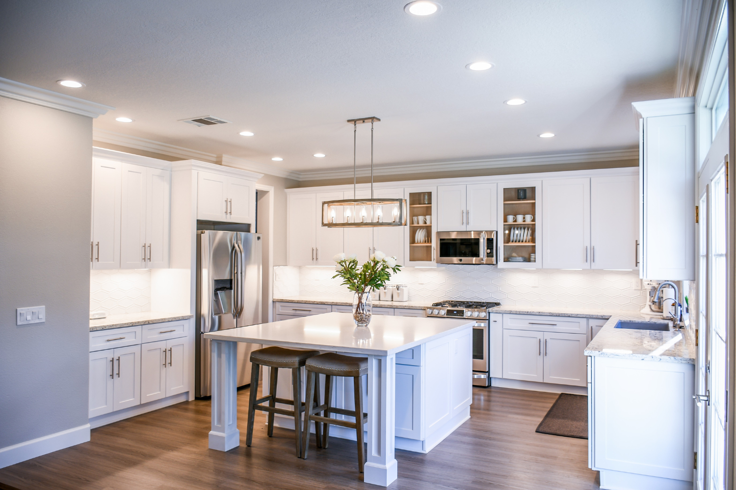 pamela-sandall-design-west-hollywood-ca-surviving-a-renovation-modern-kitchen-with-white-cabinetry