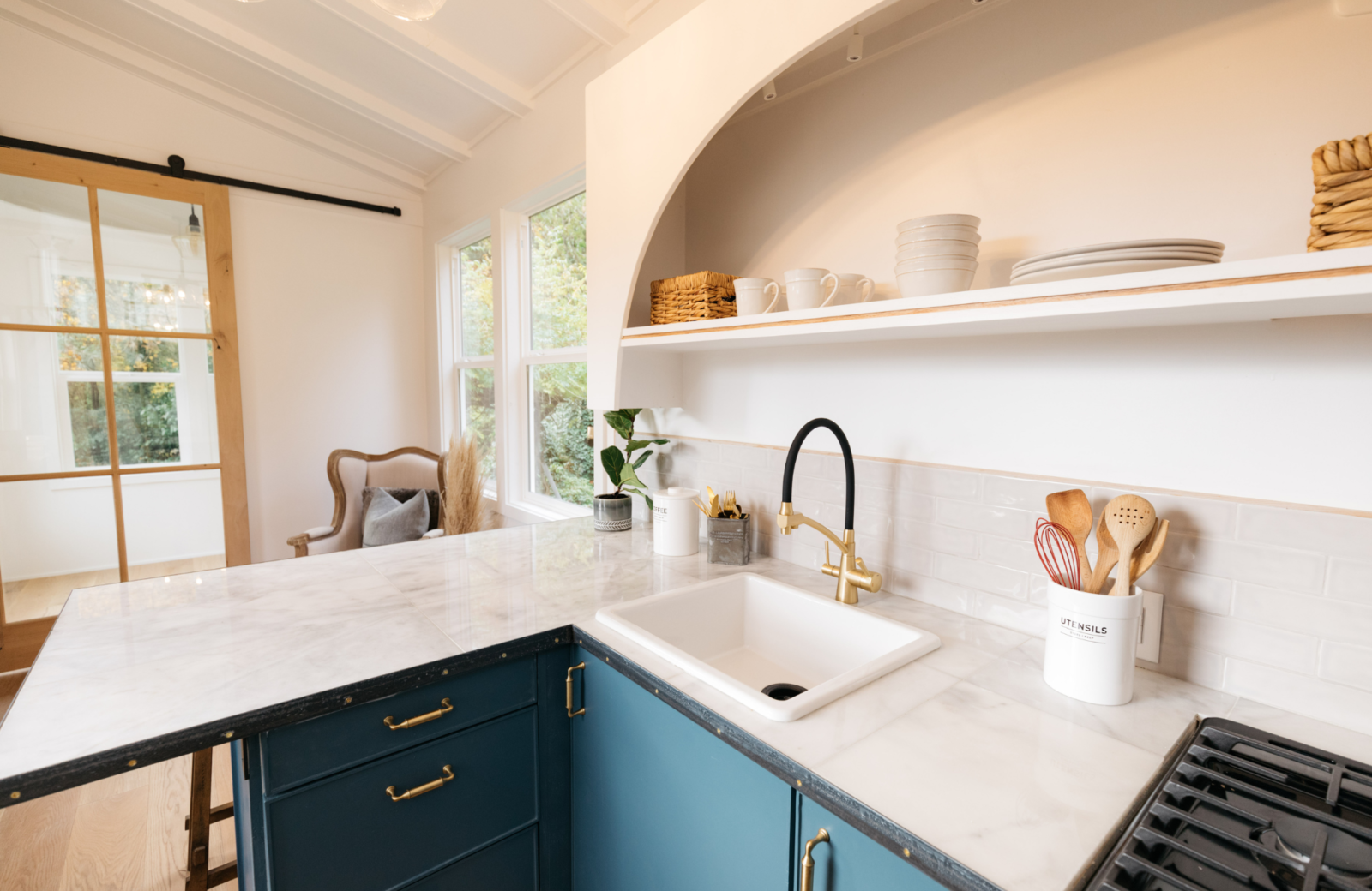 pamela-sandall-design-west-hollywood-ca-accessory-dwelling-unit-contemporary-guest-house-design-open-concept-kitchen-blue-cabinets