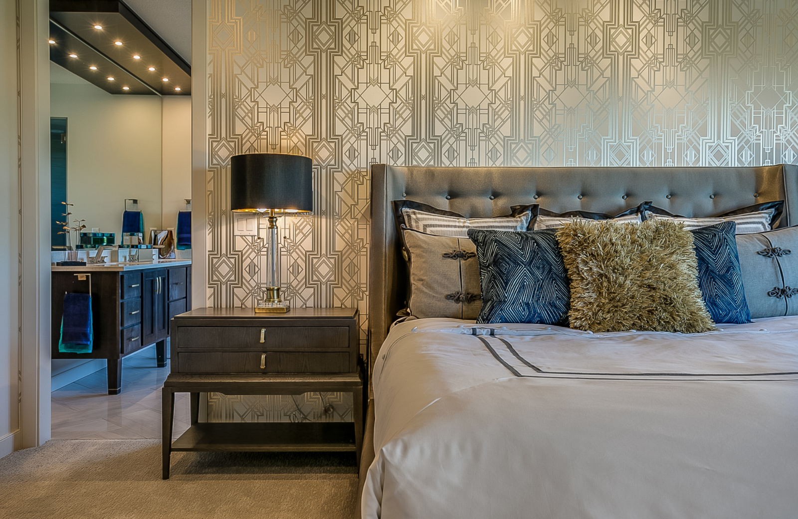 pamela-sandall-design-los-angeles-blending-old-and-new-pieces-traditinal-primary-bedroom-with-eye-catching-wallpaper