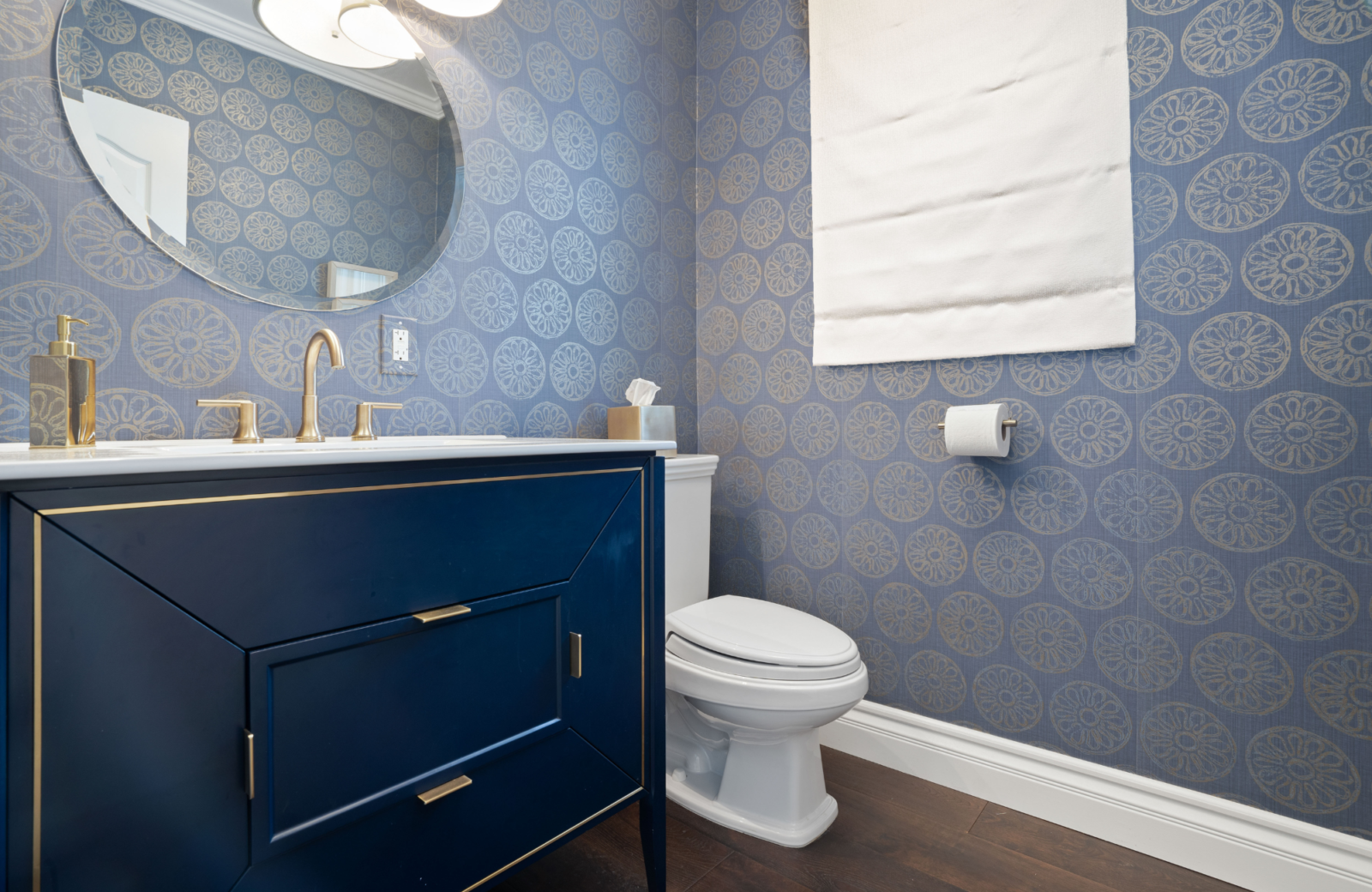 pamela-sandall-design-los-angeles-ca-statement-wallpaper-powder-room-with-navy-vanity-with-matching-navy-and-gold-wallpaper