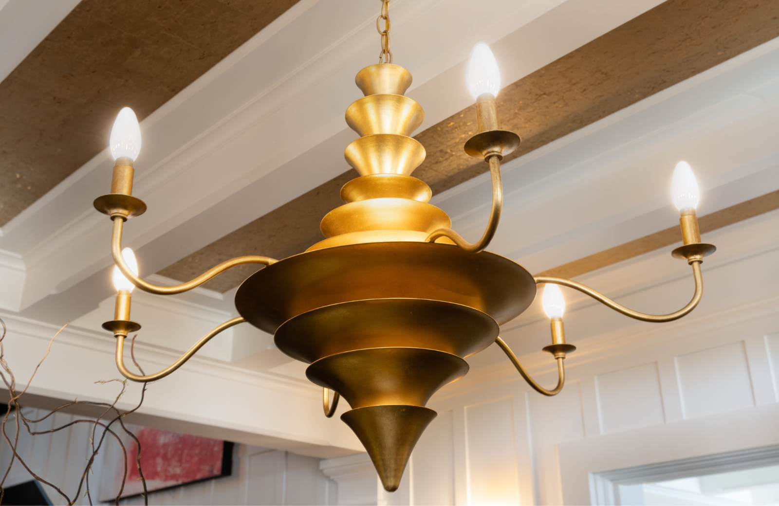 pamela-sandall-designs-la-ca-statement-wallpaper-light-from-chandelier-reflecting-on-gold-cork-wallpaper